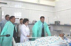 Раненого в перестрелке в Таразе полицейского навестило его руководство