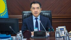 Сагинтаев обязал госорганы оперативно отвечать на запросы инвесторов на английском языке