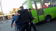 Массовая драка с участием водителя автобуса произошла напротив КНБ в Астане