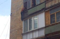 Карагандинец требует встречи с прокурором, свесившись с балкона