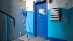 Пенсионерке пришлось три дня ночевать на улице в Караганде из-за нерабочего лифта