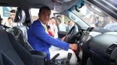 Адильбеку Ниязымбетову и его тренеру подарили по внедорожнику