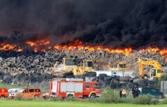 В Испании горит крупнейшая в Европе свалка автопокрышек