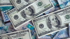 Казахстанцы снова скупают доллары