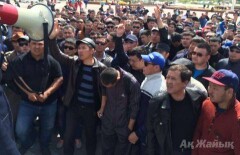  В Атырау власти пытаются успокоить митингующих
