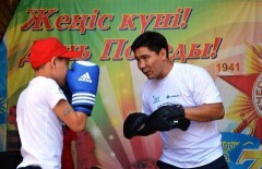 Серик Сапиев и Бахыт Сарсекбаев провели для детей чемпионский мастер-класс по боксу 