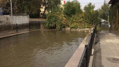 Малая Алматинка вышла из берегов и затопила несколько улиц в Алматы