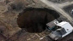 Обвал грунта в Алматы едва не поглотил частный дом