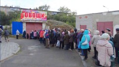 Рудненские пенсионеры выстроились в огромную очередь за бесплатными овощами