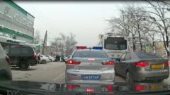 Дорожный патруль Алматы проехал мимо лежащего на дороге человека