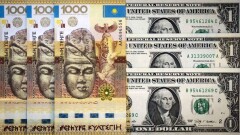 Курс доллара снизился перед выходными