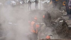 В Алматы на улице Пушкина произошёл порыв теплотрассы. Есть пострадавшие