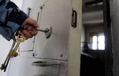 За избиение жителя Актау полицейские угодили в изолятор