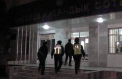  Житель Шымкента напал на охрану суда, чтобы проводить любимую домой