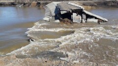 В ЗКО талая вода разрушила новую дамбу, но угрозы потопа нет, заявляют власти 