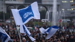 В Кыргызстане правящая партия объявила себя оппозиционной, но депутаты в оппозицию не собираются