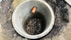 В Нур-Султане ребёнок провалился в яму с водой. Его спас случайный прохожий