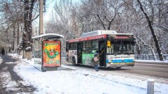 Сугробы в 10 см образовались на улицах Алматы после двухдневного снегопада