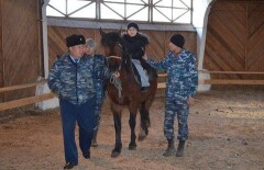 Полицейские СКО устроили катание на лошадях для детей-инвалидов