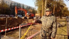 Спасённых из ямы бабушку с внучкой навестил их спаситель