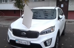 Слетевшая облицовочная плитка пробила капот автомобиля в Астане