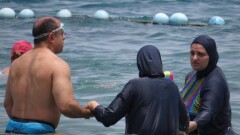 Французские полицейские заставили мусульманку снять буркини