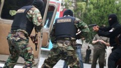 В дом Атамбаева прибыл спецназ, слышны выстрелы, ранен журналист