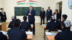 Школьники и учителя потеряли сознание на церемонии открытия школы президентом Таджикистана
