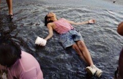 В Алматы девушка с головой провалилась в заполненный водой арык