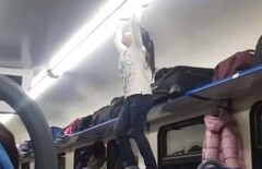 Чудеса акробатики показала юная пассажирка электрички Астана-Павлодар