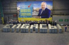 Гигантскую надпись "Елбасы" из алюминиевых чушек выложили павлодарские металлурги 