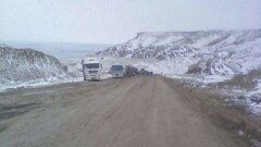 Спасатели накормили водителей застрявших фур в Мангистау и помогли выбраться из затора