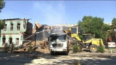 Врачи борются за жизнь пожарного, пострадавшего во время обвала здания в Шымкенте