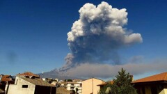 Вулкан Этна начал выброс лавы и пепла. На Сицилии закрыли аэропорт