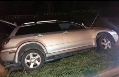 В Алматы внедорожник вылетел с трассы в арык и снёс дорожный знак
