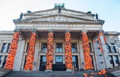 Колонны Берлинского театра "одели" в 14 000 спасательных жилетов