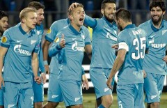 Фанаты "Зенита" устроили дымовую завесу у здания Биржи