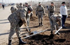 Почти 16 тысяч военнослужащих вышли на субботник в Казахстане 