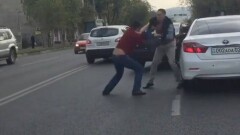 Водителей-мужчин, сцепившихся на дороге в Алматы, пришлось разнимать женщинам