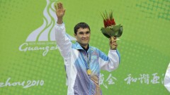 Казахстанский боксёр Серик Сапиев толкнёт самолёт