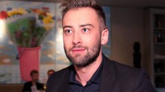 Вдовца Жанны Фриске в алматинском аэропорту встречали с табличкой "Шенель"