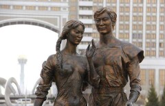 Скандальную скульптуру девушки в Астане оставят в неизменном виде