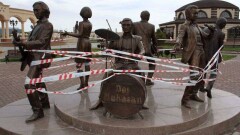 Меньше чем за неделю вандалы испортили скульптуру "Дос-Мукасан" в Атырау