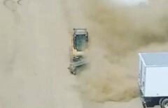 Покрывающий пылью автомобили трактор сняли на видео в Актобе
