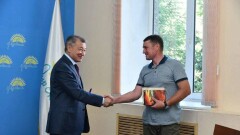 Аким ВКО пообещал семье с 18 детьми предоставить автобус и земельный участок