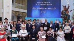 Аким Карагандинской области вручил по 700 000 тенге этнокультурным объединениям