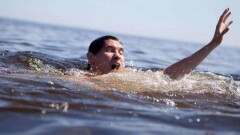 Туристы на Алаколе рискуют утонуть – на девятикилометровом пляже всего шесть спасателей