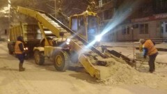 В Алматы всю ночь ликвидировали последствия обильного снегопада