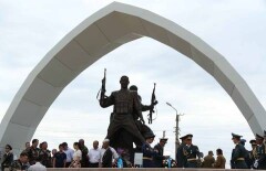 Многострадальный памятник погибшим воинам-афганцам наконец-то открыли в Атырау
