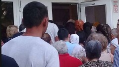 Жители Талдыкоргана устроили давку и едва не подрались, ожидая приёма врачей из Кореи